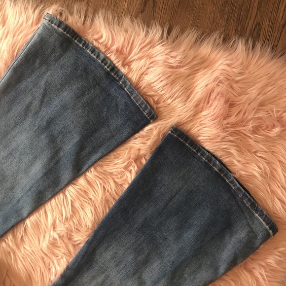 Blank Paige Bell Bottom Elastic Waist Denim Jeans - Picture 3 of 6